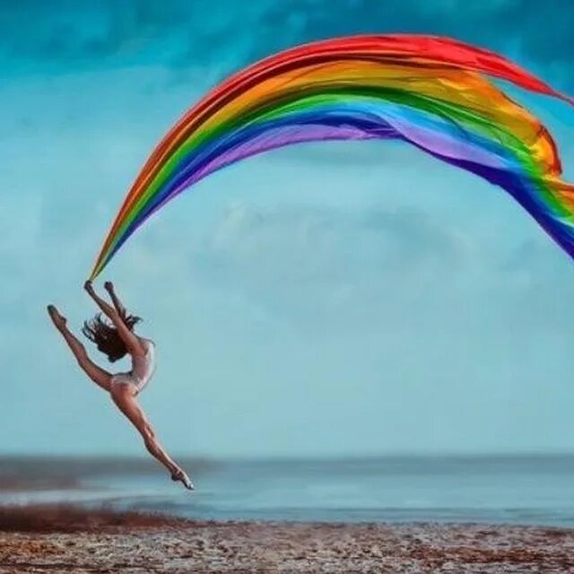 Девушка радуга. Радость жизни радуга. Радуга человек. Красивая радуга. Радуга в небе.