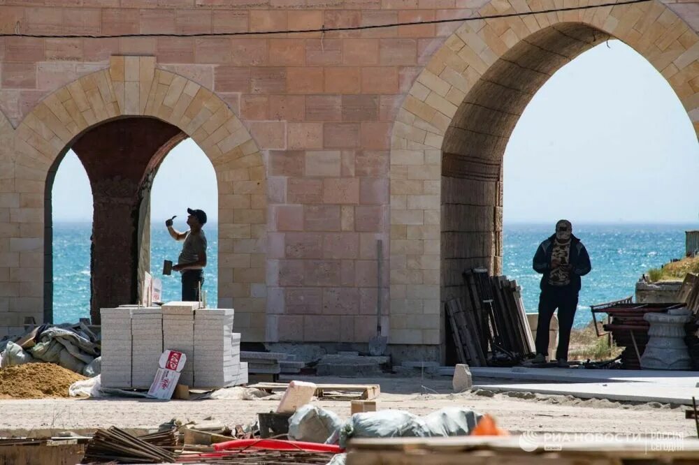 В евпатории открыли набережную терешковой. Набережная Терешковой Евпатория реконструкция 2021. Набережная Терешковой Евпатория. Реконструкция набережной Терешковой в Евпатории. Набережная Терешковой в Евпатории сейчас.