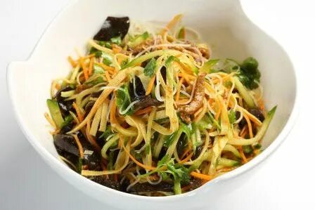 Салат с фунчозой и древесными