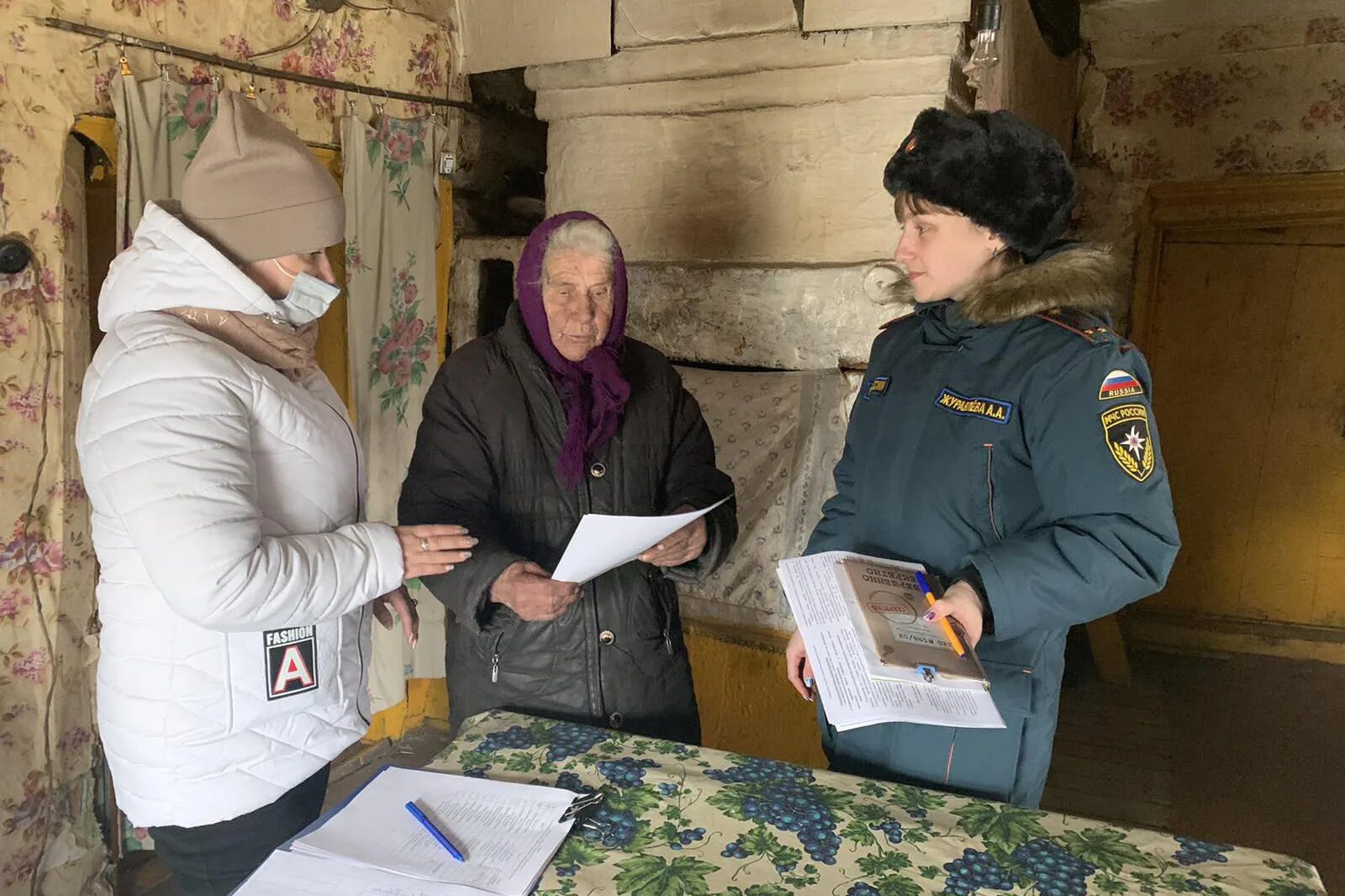 Девочки из неблагополучных семей. Рейд по семьям. Фельдшер неблагополучной семьи. Малыши из неблагополучных семей. Служба неблагополучных семей.