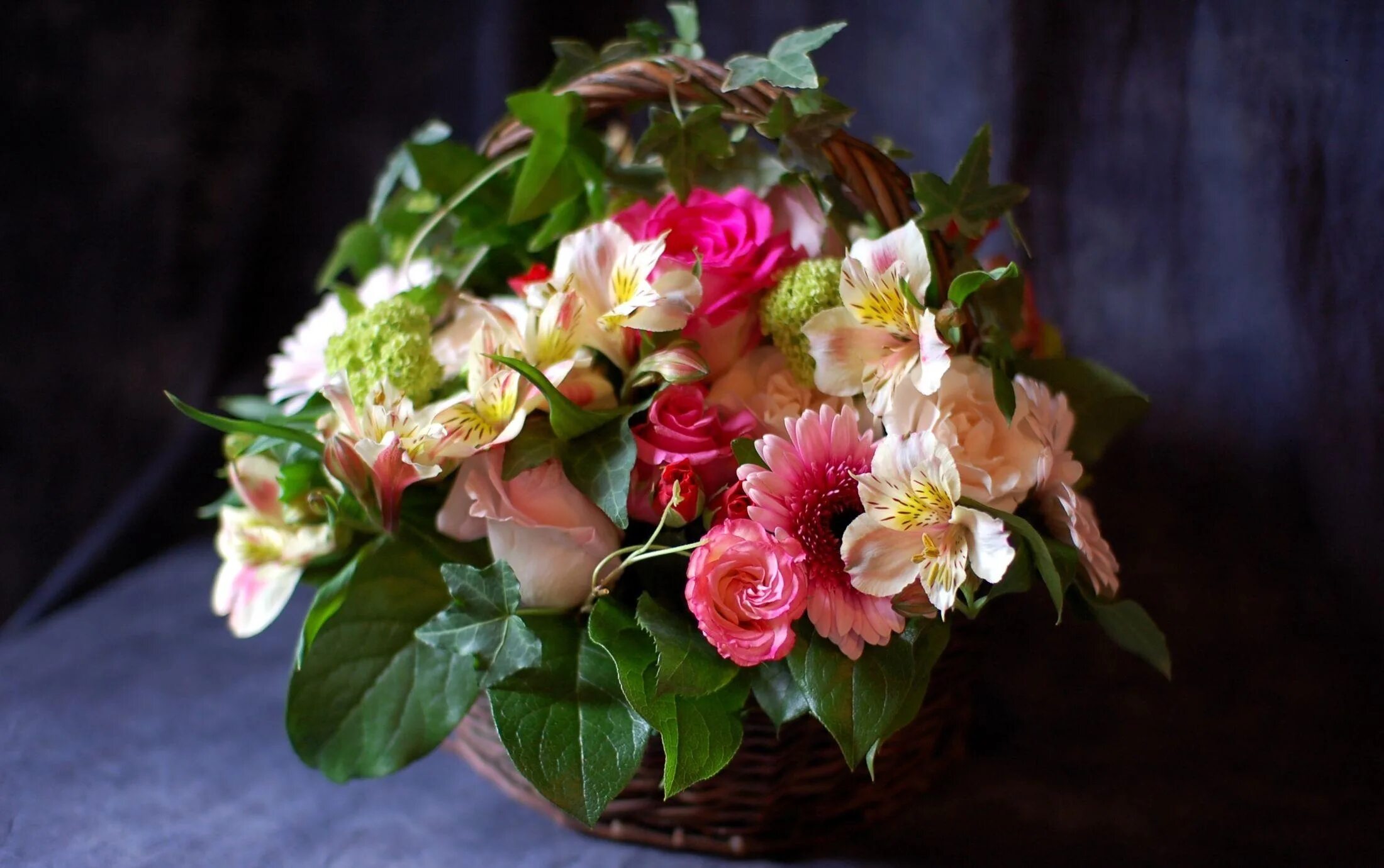Цветы живые. Красивый букет на столе. Композиция роз. Букет цветов на рабочий стол. Сколько стоят живые розы
