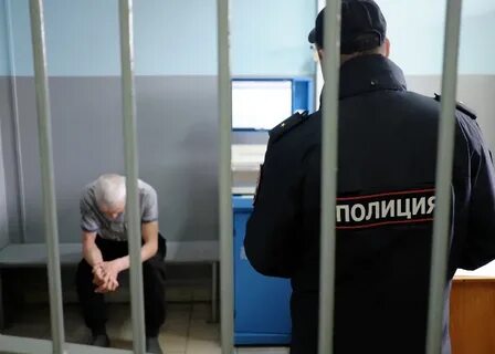 Полицейский заставлял