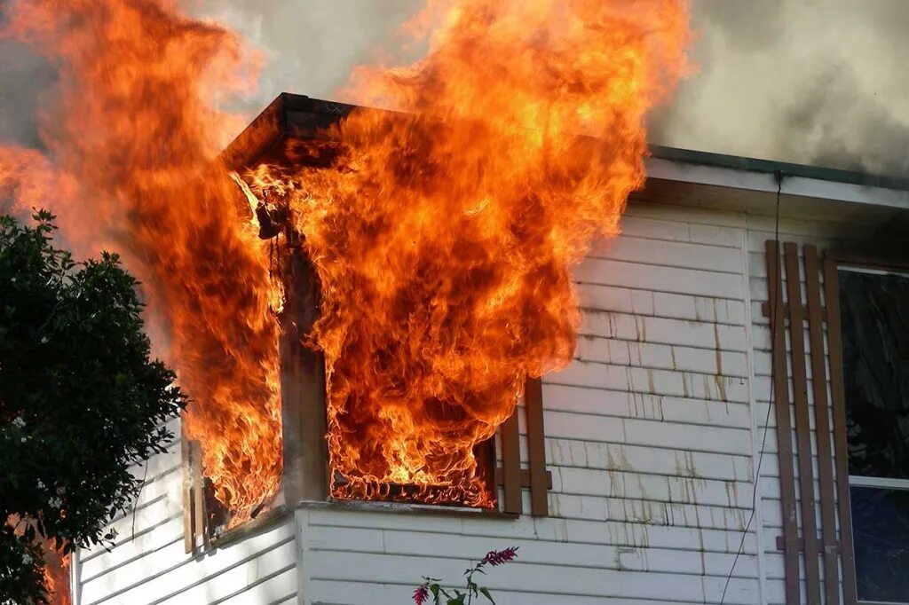 Как поджечь дом. Мужчина в прибрежном сжег дом. Колежма сгоревший дом. Умышленный поджог. Как поджечь дом.