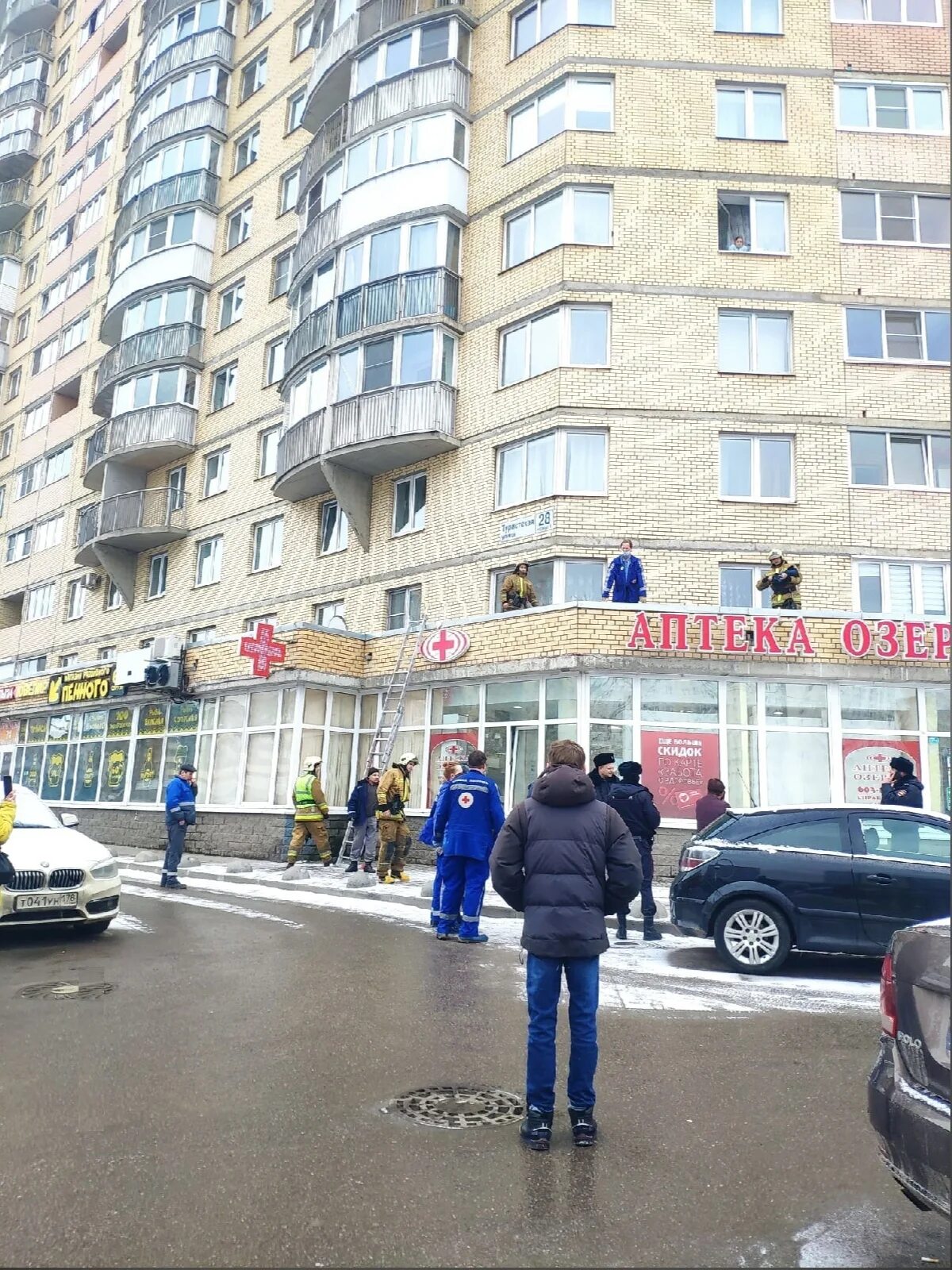 В первой больнице спб выпал ребенок. Девушка выпала из окна спб. Петербург 04. Девочка выпала из окна спб. На туристской выпал из окна.
