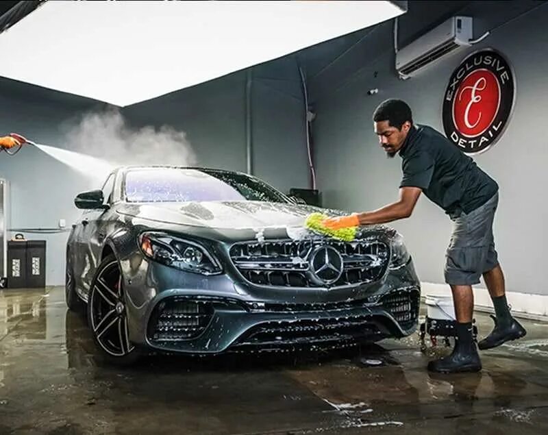 Дорогая мойка. Крутые автомойки. Бесконтактная мойка автомобиля. Автомойка. Машина на автомойке.