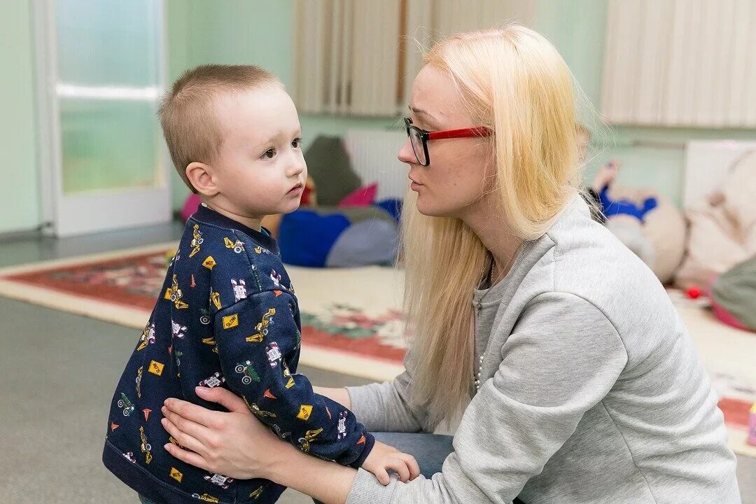 Дети с родителями в детском саду. Родители и дети в детском саду. Воспитатель приемной семьи. Родители и дети. Консультация детского психолога.