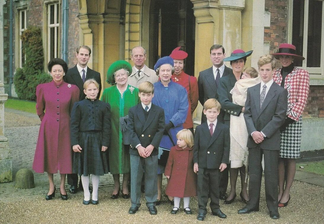 Королевская 1990. The Royal Family "Королевская семья".. Королевская семья 1990. Королевская семья Великобритании 1990.