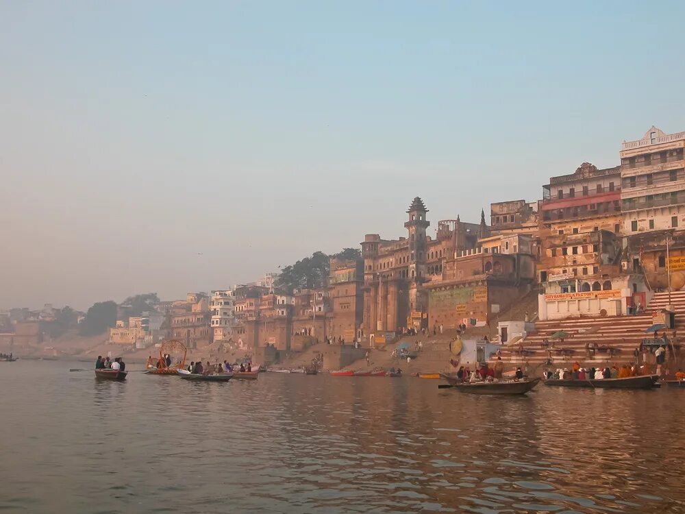 варанаси архитектура. священный город в индии варанаси. туристические города индии. туристические города индии. форт читторгарх, индия.