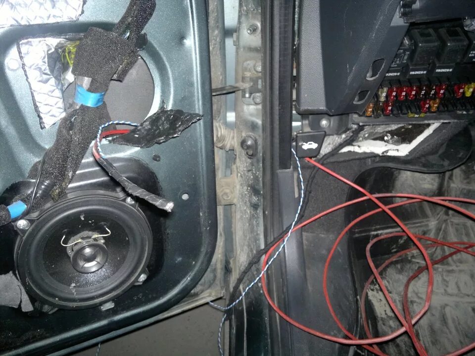 Как подключить колонки приора Ответы : Ставлю колонки в Приору.