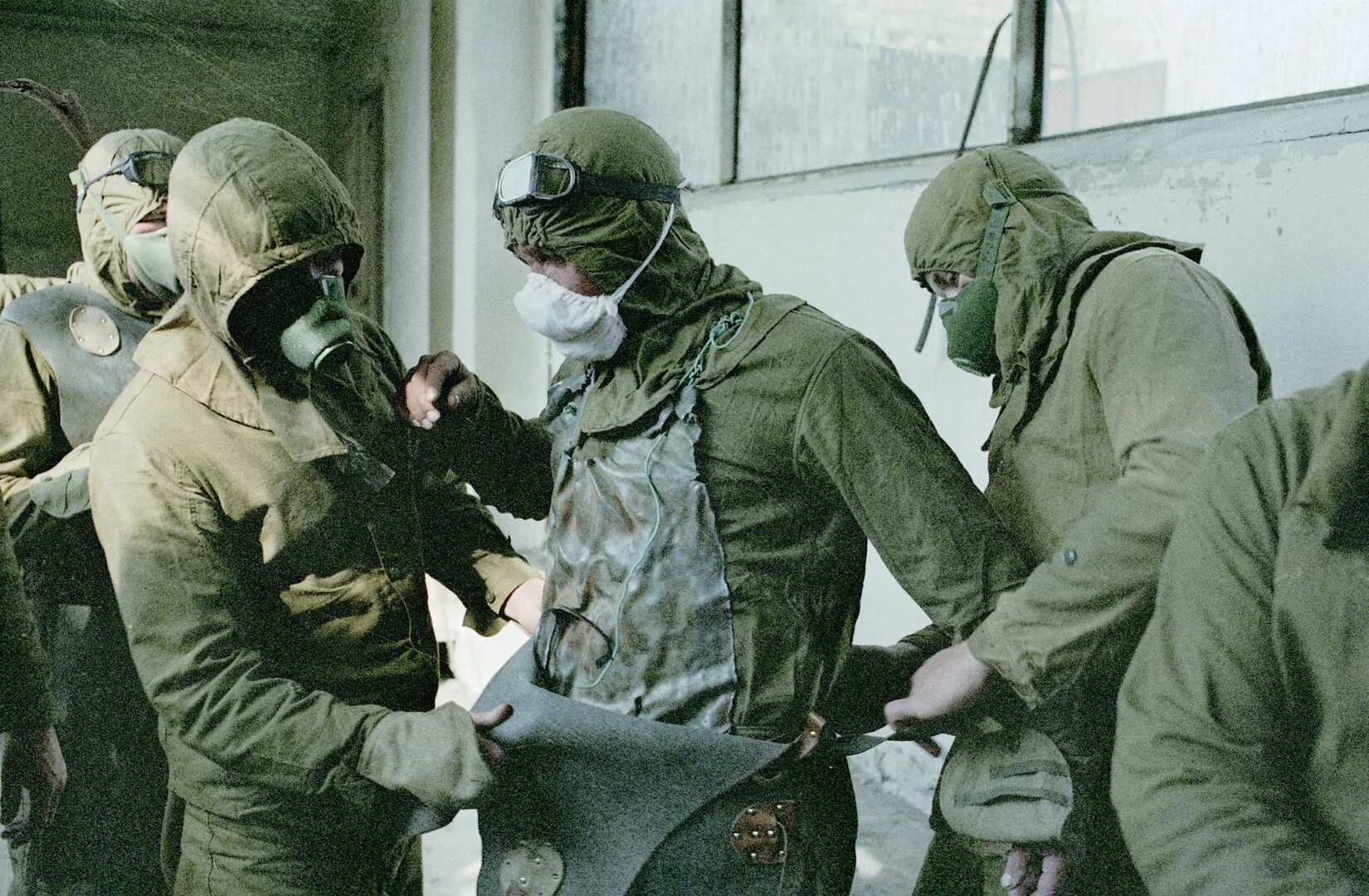 Chernobyl disaster. Авария на ЧАЭС 1986 Чернобыль ликвидация. Чернобыль пожарные ликвидаторы 1986. Авария на ЧАЭС 1986 ликвидаторы.