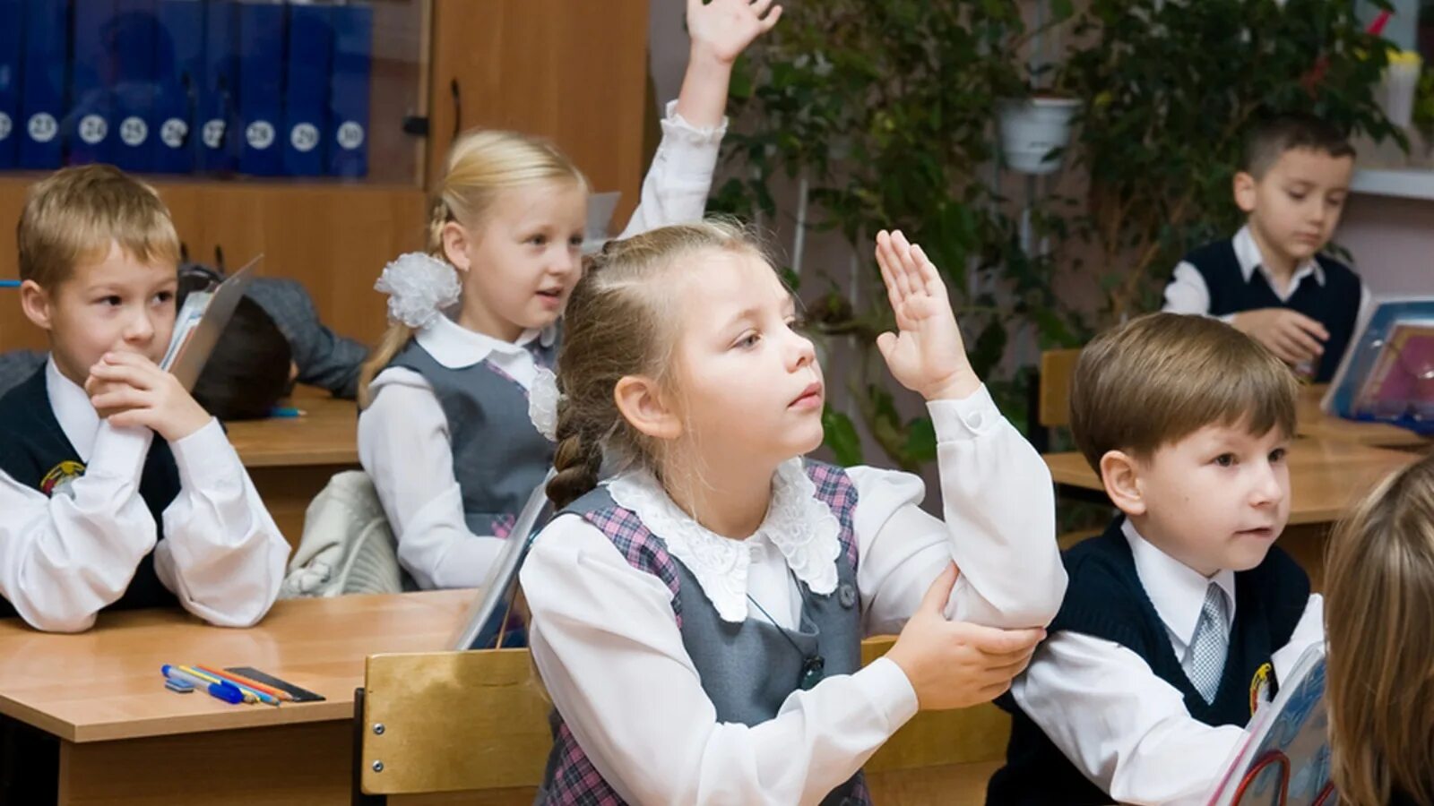Школьники в школе. Треть учеников класса. Старшие ученики в школе. Занятия в школе. Учитель и учащиеся.
