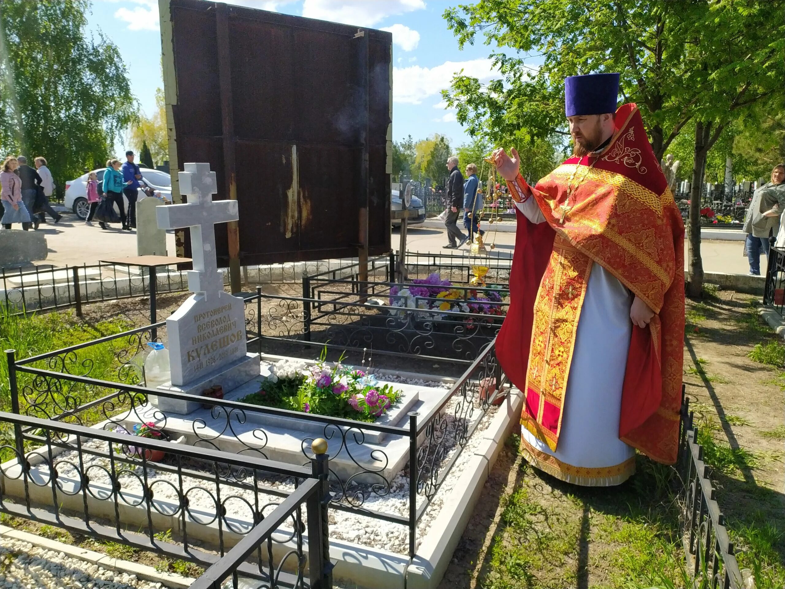 Текст литии заупокойной совершаемой на кладбище. Склеп на кладбище. Елшанское кладбище Церковь. Священники захоронения на Елшанском кладбище Саратов. Лития на кладбище.