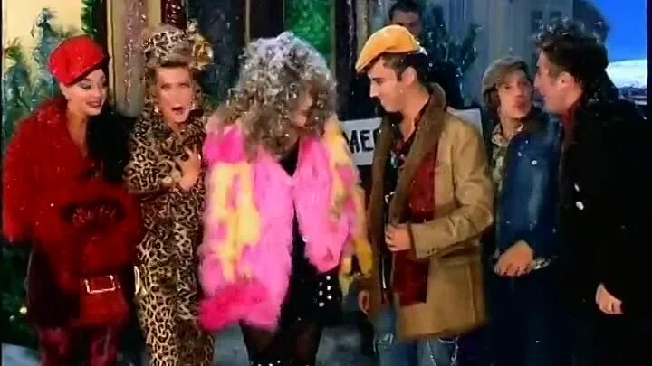 За двумя зайцами фильм с пугачевой. За двумя зайцами пугачева галкин. Верка сердючка за двумя зайцами. Костюмы из фильма за двумя зайцами. За двумя зайцами мюзикл хорошее качество.