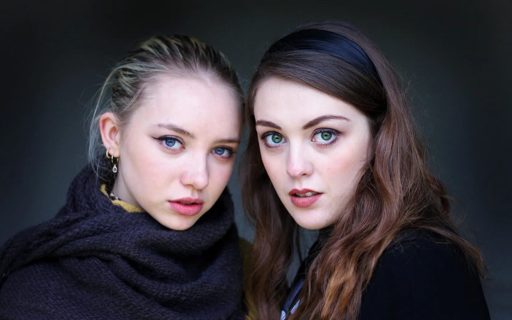 Две девушки фотографируются. Предподростковый расщепление. Три девушки. Две девчонки на камеру. Две девчонки на камеру.