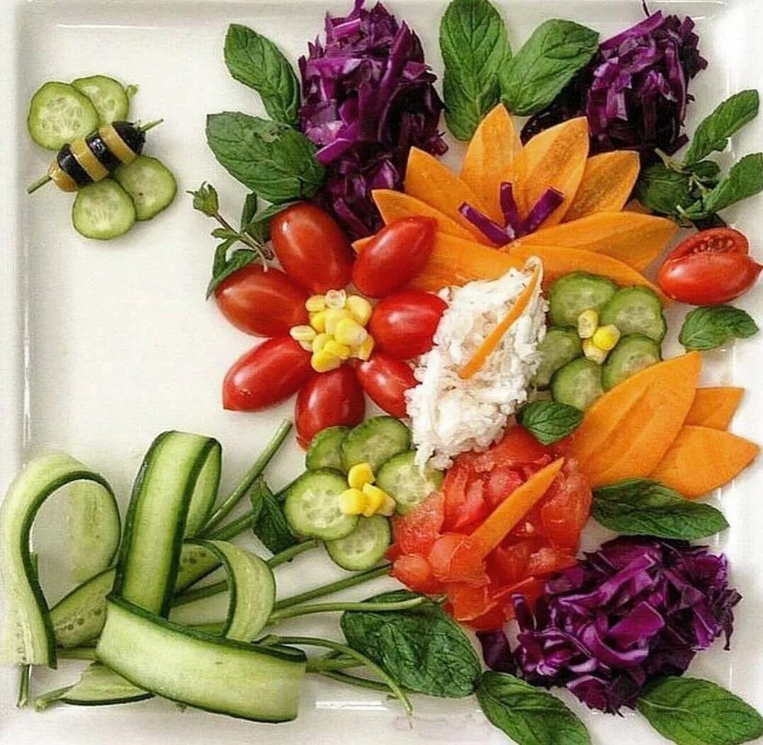 Оформление блюд из овощей. Украшения из овощей. Украшение овощных салатов. Украшение блюд из овощей. Овощная нарезка.