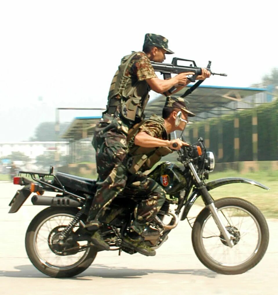 Мотоциклист стрелял. Мотоцикл военный. Современные военные мотоциклы. Китайские военные мотоциклы. Мотоциклы в армии.