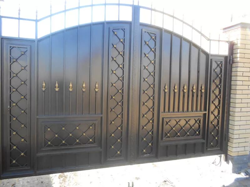 Ворота индивидуальные распашные металлические 5060х5700. Ворота 2700 на 1800 со встроенной калиткой. Кованые ворота Ишеева. Кованые ворота с калиткой.