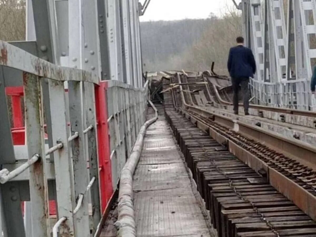 Разбили железную дорогу. Железнодорожный мост. Подрыв ЖД путей в Белгородской области. Мост в Шебекино.