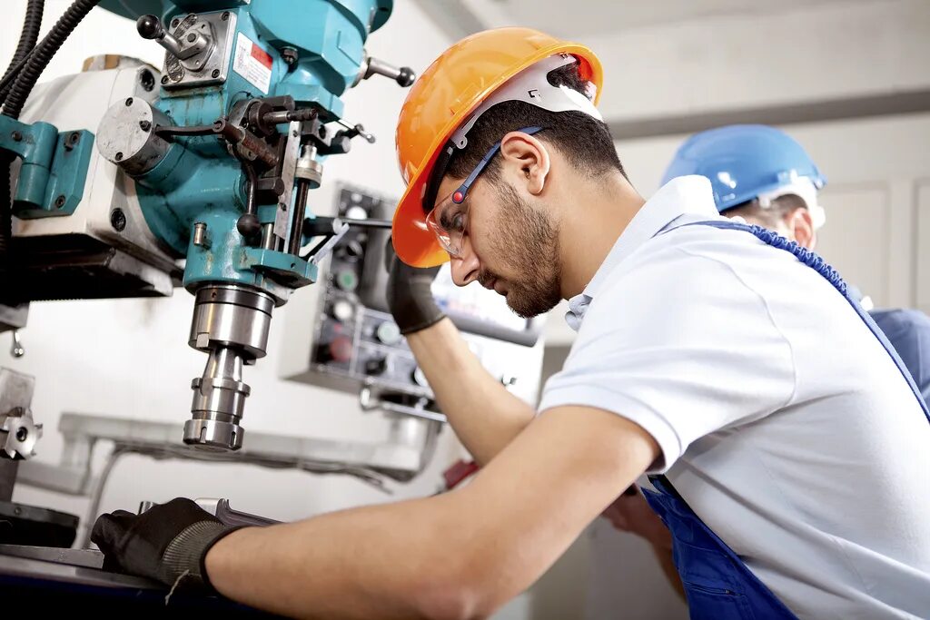 Профессии промышленности. Как называется профессия на заводе. Монтажник промышленного оборудования. Слесарь. Работник завода.