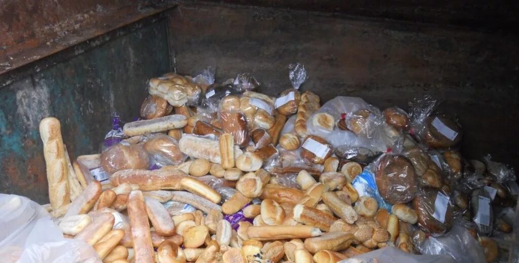 много вещей. куда девать испорченный. женщина и беспорядок. куда девать испорченный. выброшенные вещи.