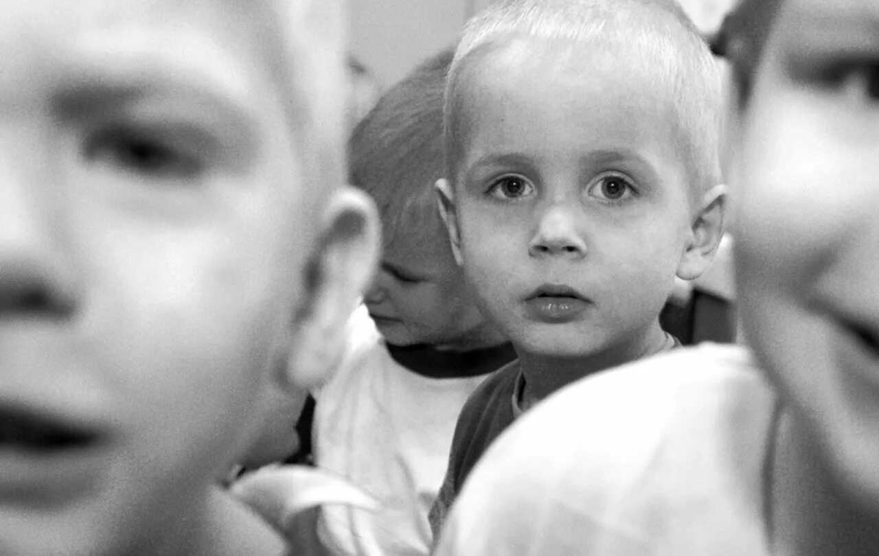 Дети которые остались без попечения родителей. Дети оставшиеся без родителей. Ребенок 2 года остался без родителей. Две сестры на спасе. Второй ребенок.