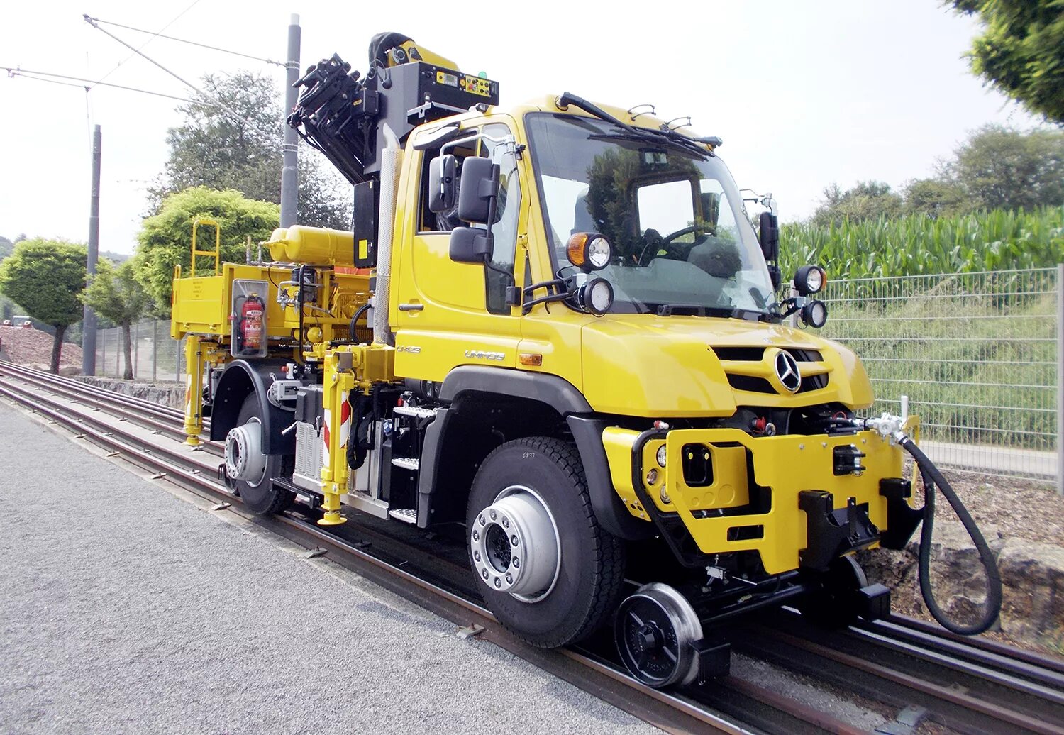 Универсальные грузовые автомобили. Локомобиль Mercedes-Benz Unimog. Mercedes-Benz Unimog u423. Mercedes Unimog u400. Мерседес Унимог Железнодорожный.