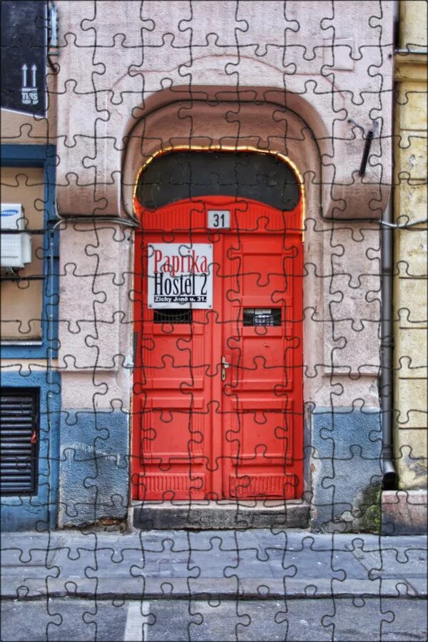 Красная дверь. Красная и синяя дверь. Дом с красной дверью. Двери Будапешта.