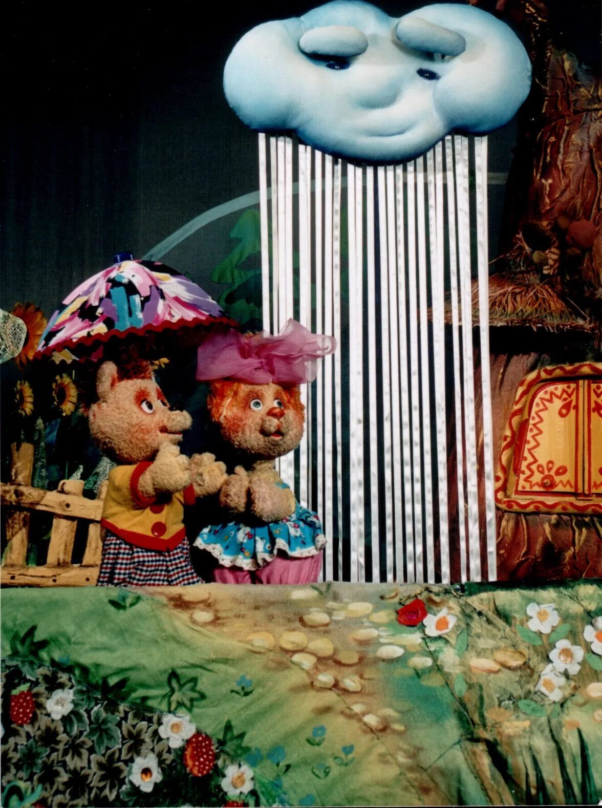 мишка с куклой бойко топают текст. мишка танцует. мишка с куклой. медвежонок танцует. мишки весело куклы весело.