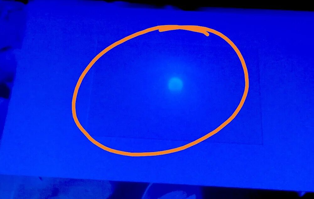 На экране появились светлые пятна. Светящееся пятно. Белое пятно на экране телевизора. Светящееся пятнотна экране телевизора. Синие пятна на телевизоре.