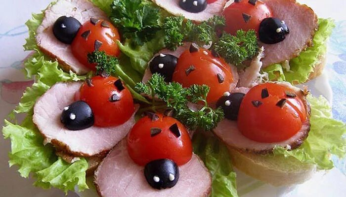 Детский праздничный бутерброд. Канапе божьи коровки. Бутерброды для детей на праздник. Детские бутерброды. Детский праздничный бутерброд.