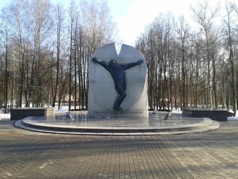 Поступь мытищи. Мытищи парк Яуза памятник. Памятники в парке Мытищи. Мытищи памятник парк Матросова. Мытищи памятник в Центральном парке.