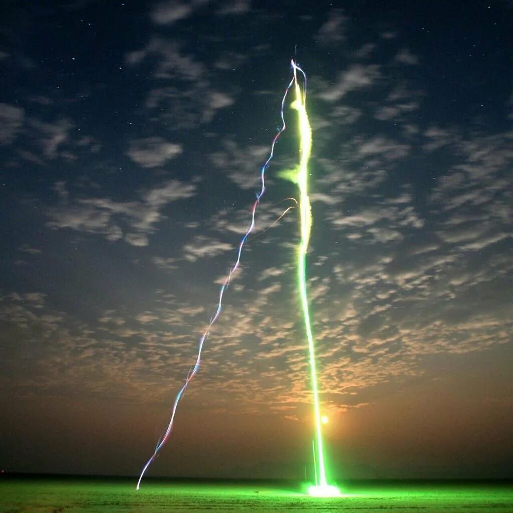 Римская свеча супер салют молния сс5312. Свеча рисунок карандашом. Шаровая молния ростов-на-дону. Римская свеча маскарад 5 залпов fpr029. Неоновая молния.