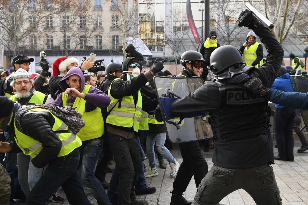 Движение митинга. Движение жёлтых жилетов во Франции. Жёлтые жилеты во Франции разгон. Протестное движение "желтых жилетов" во Франции. Митинг желтых жилетов во Франции.