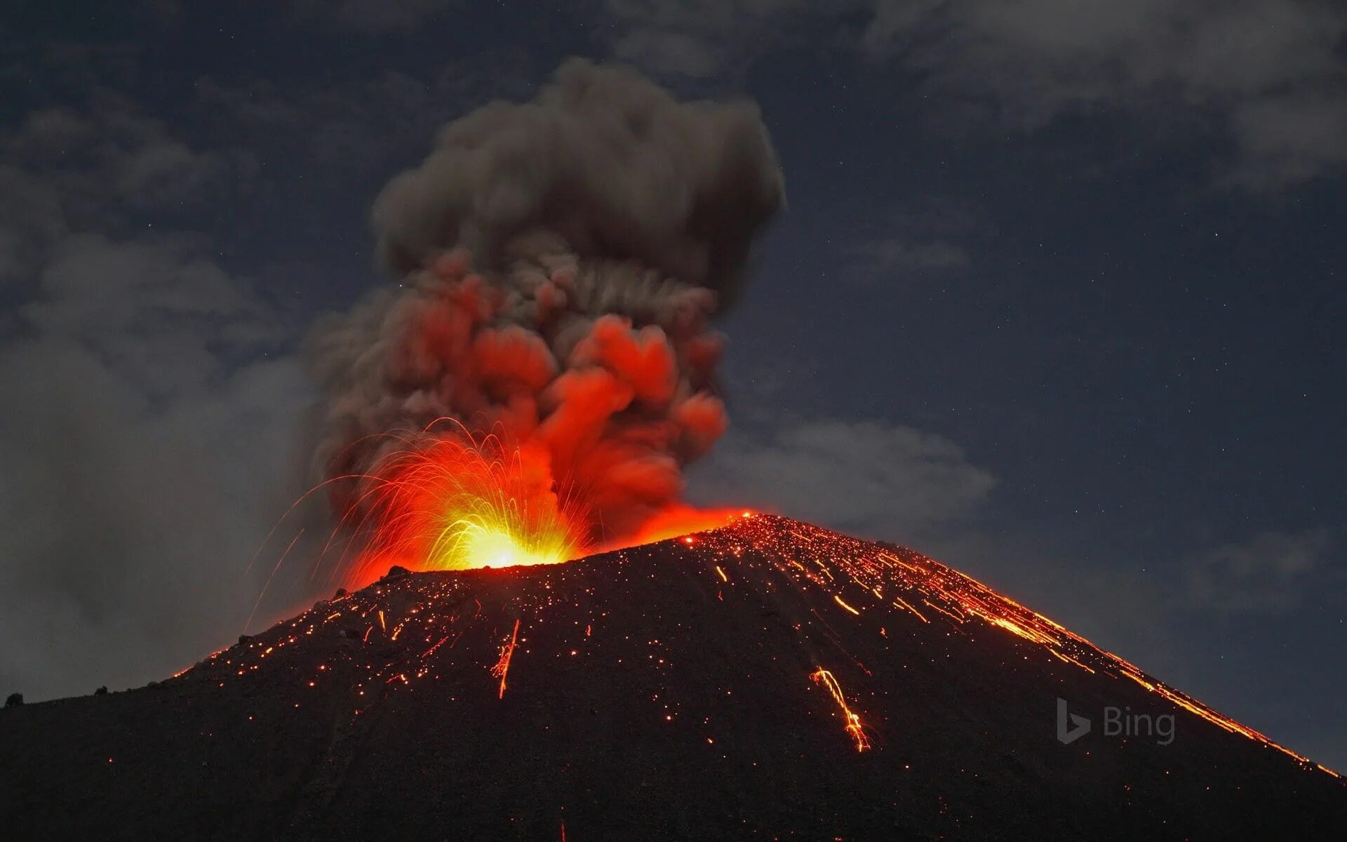 Землетрясение извержение. Анак Кракатау вулкан. Извержение вулкана Кракатау в Индонезии. Кракатау извержение 1883. Извержение Везувия 1631.