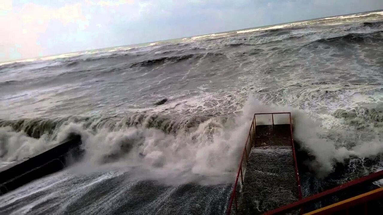 Видео шторма сегодня. Море шторм Сочи. Шторм в Сочи. Сочи пляжи шторм. Сочи шторм 2023 сегодня.