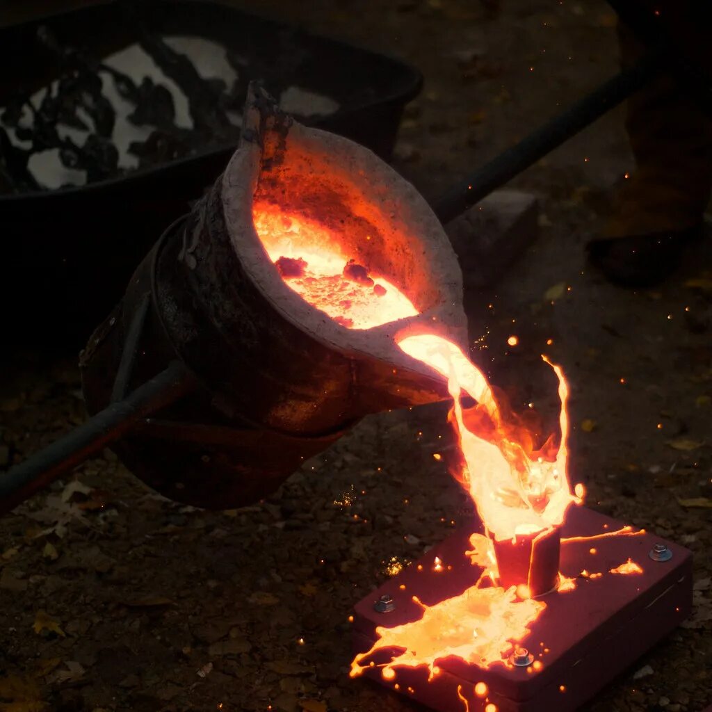 Molten Iron. Раскаленное железо. Железо раскалилось. РАСКАЛЕННЫЙ. Раскаленное железо с водой