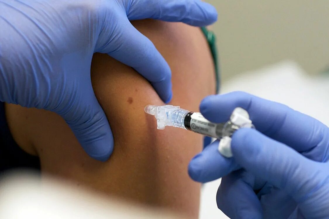 Прививка от опоясывающего. Вакцинация ковид 19. ковид укол вакцина. вакцинация от коронавируса. укол прививка.