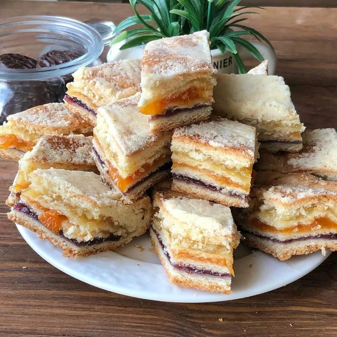 Сладкий пирог на скорую руку. Быстрый пирог к чаю. Вкусняшка к чаю на скорую руку. К чаю на скорую руку рецепты сладкое. Выпечка на кефире на скорую руку в духовке.