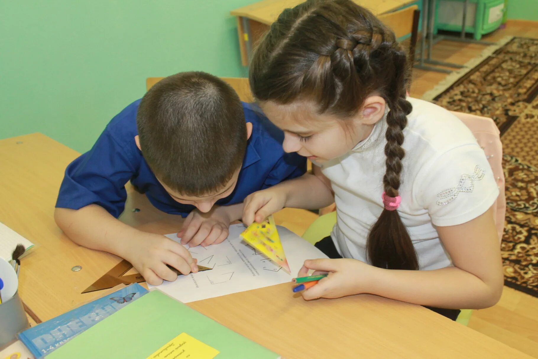 Урок геометрии в школе. Учите геометрию. Дети на уроке математики. К уроку геометрия 8. На уроках геометрии володе.