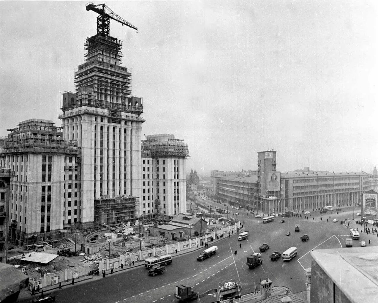 Какие города были построены в ссср. Сталинские высотки красные ворота. Москва высотка на красных воротах. Сталинская высотка на площади красных ворот. Здание на «красных воротах» сталинская высотка.