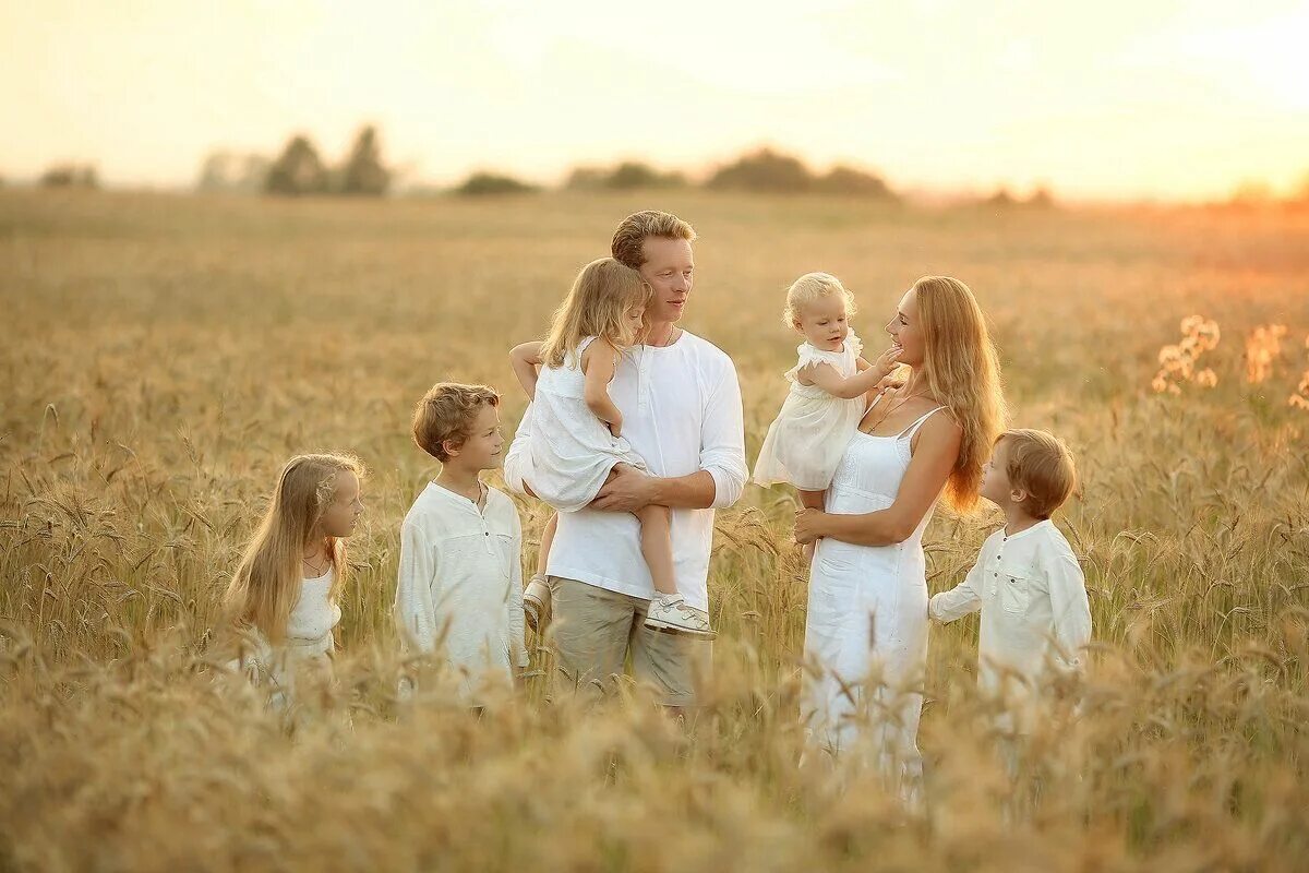 Год отца рф. Счастливая православная семья. Многодетная семья. Красивая семья. Счастливая семья в поле.