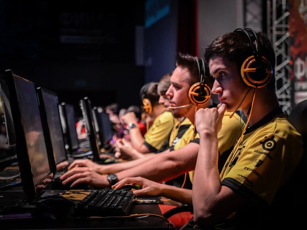 Игрок в компьютер. Игрок в пк. Компьютерные игры. Видеоигры для детей. Благодаря компьютерным играм.