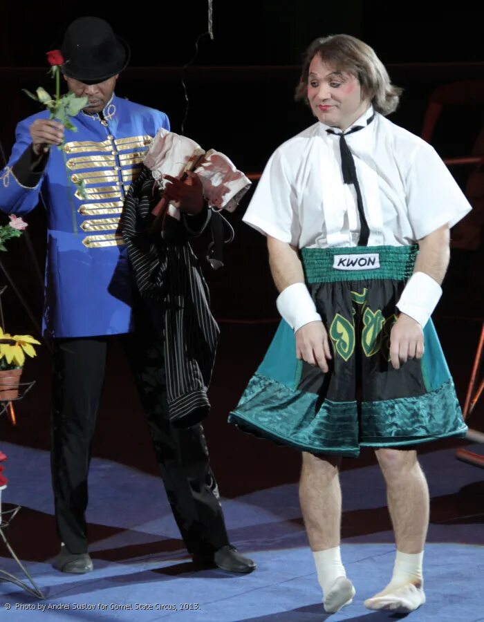 International clown day. клоунесса улыбается на руках. клоун март. клоун март. клоун март.