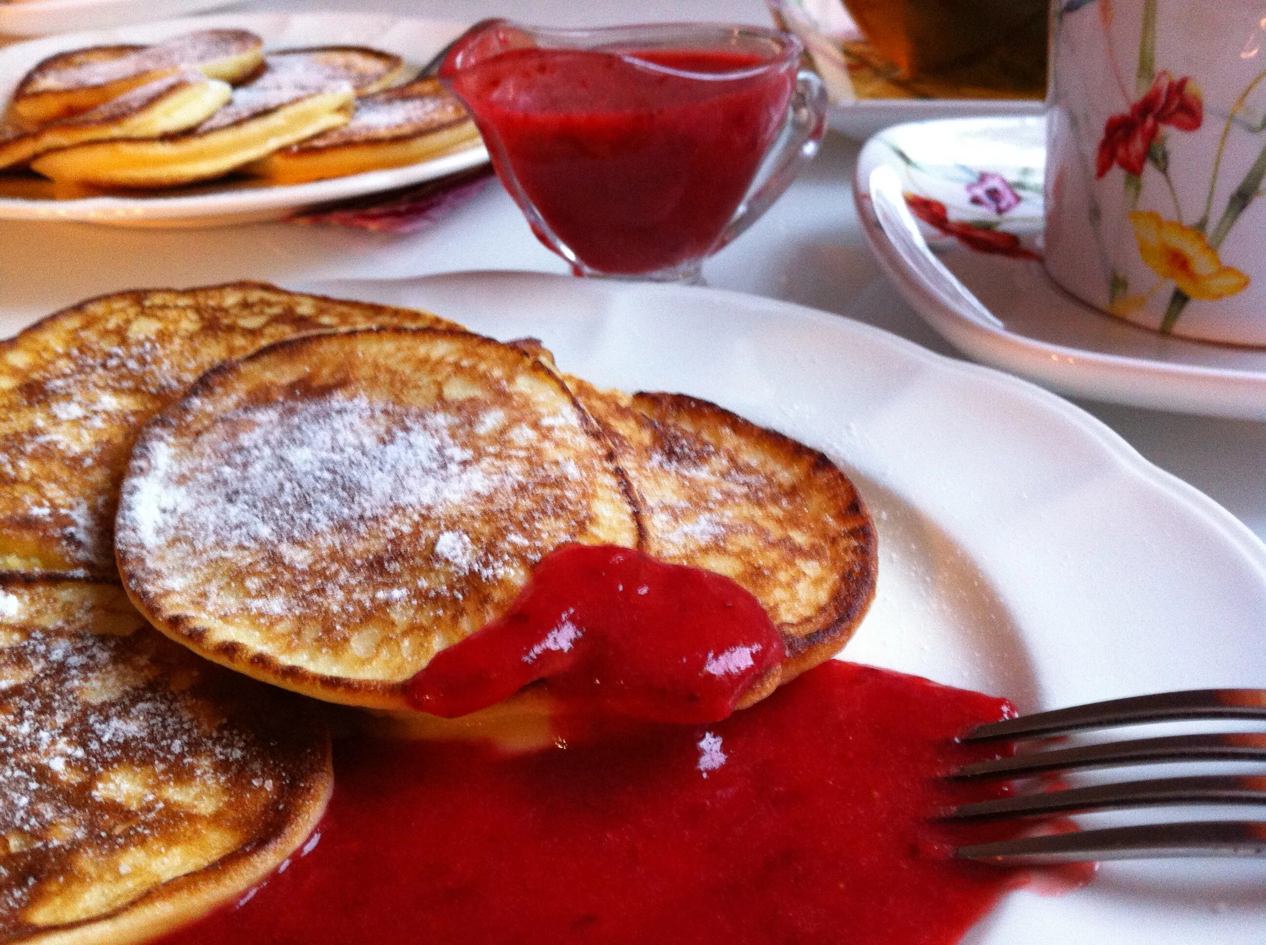 завтрак оладушки. оладушки родня. оладьи на молоке. сладкие оладьи. оладьи.