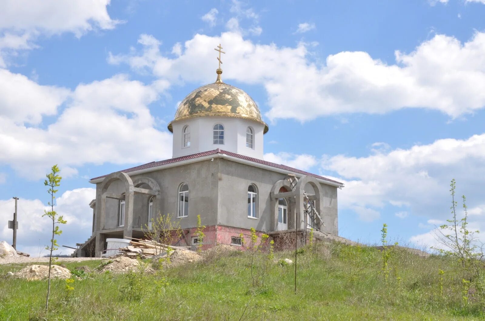 Храм береговое. Храм село Береговое. Сахрай Церковь. Монастырь село Береговое. Храм в п Береговое Феодосия.