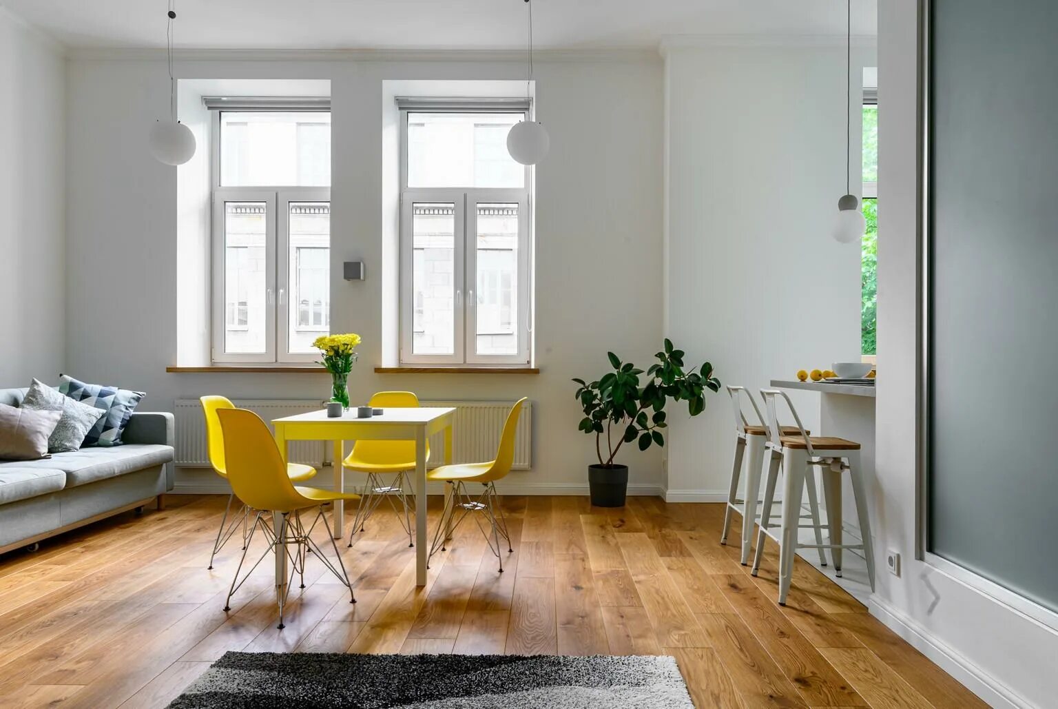 Апартаменты my loft на новокузнецкой москва. Дорогая квартира. Квартира биржевой. Стильная квартира. Раздвижная дверь в туалет.
