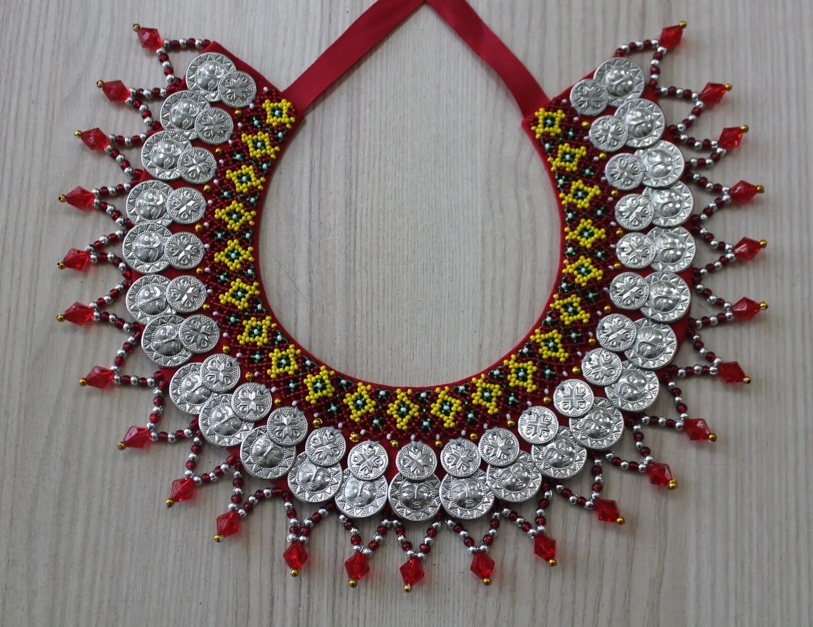 шейное украшение. самое ценное женское украшение у чувашей. сурпан щакки. рукоделие tv. нагрудные украшения из ткани.