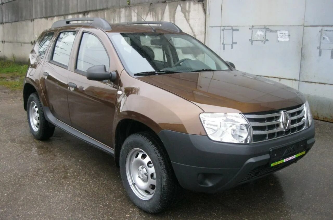 Купить рено дастер в курске. Renault Duster в автосалоне. Рено Дастер в автосалоне. 495 51 Рус Рено Дастер.