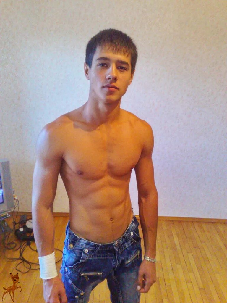 Фото парня 18 домашние. Парень 16 лет частное. молодой парень частное. домашнее фото парней. тело мужчины частное.