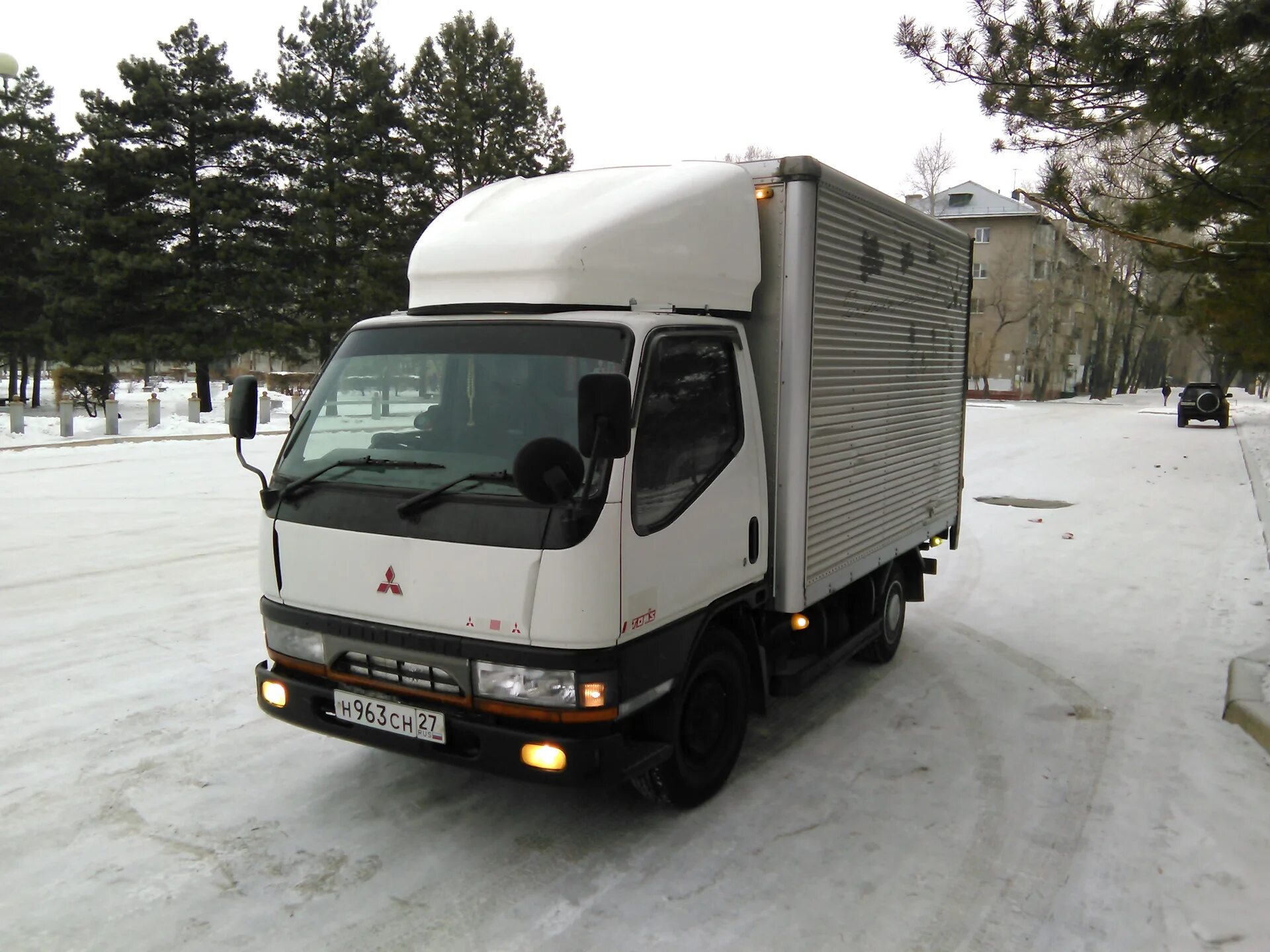 Кабина кантер купить. Обтекатель Mitsubishi Canter. Мицубиси Кантер 3т тент 2002. Спойлер на кабину Митсубиси Кантер. Кабина Митсубиси Кантер.